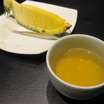 おんどる - 食後のコーン茶と、サービスのパイナップル