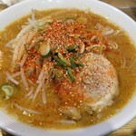 旭川ラーメン番外地 - 味噌ラーメン、もやしトッピング(白胡麻、胡椒、一味唐辛子いっぱい)