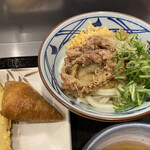 丸亀製麺 - 肉うどん　お稲荷さん　秋刀魚の天ぷら