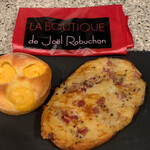 ラ ブティック ドゥ ジョエル・ロブション 丸の内ブリックスクエア店 - （左）クリームパン　（右）ポテト＆チーズフイユテ
                                2021/9  by  みぃこのごはん日記