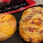 ラ ブティック ドゥ ジョエル・ロブション 丸の内ブリックスクエア店 - （左）クリームパン　（右）ポテト＆チーズフイユテ
                                2021/9  by  みぃこのごはん日記