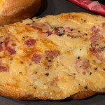 ラ ブティック ドゥ ジョエル・ロブション 丸の内ブリックスクエア店 - ポテト＆チーズフイユテ
                                2021/9  by  みぃこのごはん日記