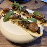 A Table - 满载蘑菇的西班牙薄饼