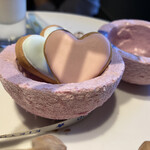 A Table - 碗中准备了迷你甜点