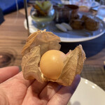 A Table - 整颗大黄灯笼果裹上可可脂的巧克力