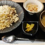 南部ビストロ うんめのす - 牛すじチャーハン