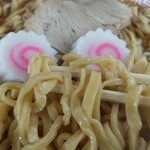 みやご食堂 - 低加水平打ち不揃い縮れ麺。これこそみやご食堂さんの中華そば！独特です。他所（よそ）では食べられません。ここに来て初めて食べられるっつーもんよ（江戸っ子風に）。