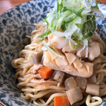 ラーメン イッケン - イカ粉がスルメような香り！ネギがキレイに積まれてます！