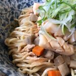 ラーメン イッケン - ニンジン、ごぼう、大根の角切りの煮物が甘辛い！