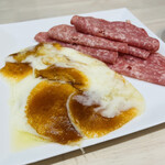 アトリエ・ド・フロマージュ - 軽く焼いたスカモルツァ、サラミ ウンゲレーゼ スライス