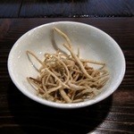 高野蕎麦ここね - 蕎麦を揚げて塩をしています