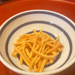 江戸堀 木田 讃岐うどん - 塩味がほんのり効いてておいしいうどんの素揚げ（サービスです）