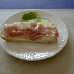 モイベーカリー - 帰宅後、直ぐにカットして焼かずに食べる