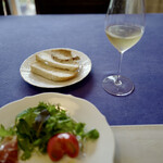 モイベーカリー - 買いたての山食と全粒粉カンパーニュは柔らかくカットするのが大変