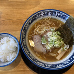 Rairakuken - 手もみラーメン（780円）、ご飯半分