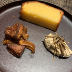 ラ・ファソン 古賀 - アミューズ：冷たいポルチーニ茸のムース 秋トリュフ、鴨フォアグラ、ジロール茸のソテー ジロール茸のソテーとフォアグラの食感のコントラストと好みの味わい。 自家製ブリオッシュはポルチーニ茸のムースに付けていただきます。 なめらかなムースと香りがいい。