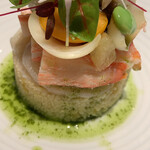 ラ・ファソン 古賀 -  前菜２：紅ズワイ、茄子のキャビア仕立て、ホタテ、枝豆、柿、生姜、蜂蜜ヴィネガー風味のタブーレ セルクルで美しく型取られた前菜。土台はクスクス、上には帆立、蟹などがたっぷり。 さっぱりとして美味しい。