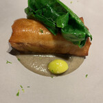 ラ・ファソン 古賀 - 秋刀魚のスモーク、松茸、焼き茄子、茗荷、生姜のパートフィロ包み焼き 牛蒡ソース 今年２回目に食べる秋刀魚はフレンチでした。スモークの香りを感じます。 具材をパートフィローで巻いて揚げてあるので、見た目春巻きなんですが、食べるととても繊細な味わい。 牛蒡のソースがまろやかで、いろいろな食材をまとめてくれていました。