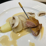 CIGOGNE - 奥美濃古地鶏　もも肉とムネ肉　マッシュポテトと中に入っているキノコのパテも美味しかった〜❗️