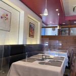 CIGOGNE - 店内の様子　4人掛け3つ　反対側に2つあり