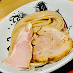 松戸富田麺業 - ◎麺は太麺でもっちりしていて味わいも美味い。