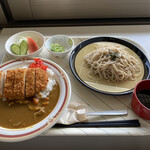 所沢市役所 食堂 - カツカレーとざる蕎麦とミニサラダ。