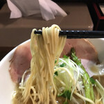 麺69 チキンヒーロー - 麺のアップ