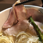 麺69 チキンヒーロー - チャーシューのアップ