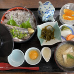 Ajidokoro Oomori - 生シラスとイワシの親子丼全貌 卵黄の右にあるのはお酢です