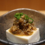 こころや - お通しの絹ごし豆腐の神楽南蛮味噌がけアップ