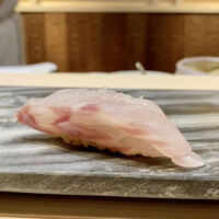 八重洲 鮨 海味 - 三重のマハタ
                    本来肉質がしっかりとした食感のマハタを三日寝かせた事で柔らかとなり、シャリとのバランスが良くなっています。
                    ほのかに甘みがあります。
