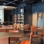 O-Ru Kafe Tanita Kafe - 黒鉄、皮を使用した大人なインダストリアルな空間にたっぷりとグリーン、植物を配置しました。