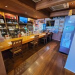 Osteria dell'UVA - カウンターもソーシャルディスタンスを保つため、席を減らしました。透明のアクリル板も設置しております。