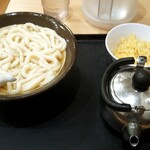 牧のうどん - かけうどんと天カスとヤカンスープ