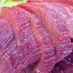 もつ焼 まるい - 肉厚な馬刺し