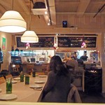 Smoke & Vegetable Bistro SARU - 店内には大きなテーブル