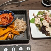 焼肉Coco Nemaru Ginza - 前菜盛り合わせと、マッシュルームのサラダ