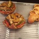 レ・ブレドォル - 彩り野菜のフォカッチャと、ベーコンエピ