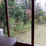 日本料理 鎌倉山倶楽部 - 店内より庭を見る