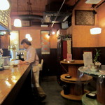 すずしろ ゆるりな - 店内全体像（大きな丸テーブル3つ完備）