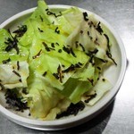 韓国料理 トヤジ - お通しの生キャベツ塩昆布和え　！　　まずは、野菜をタップリと♪