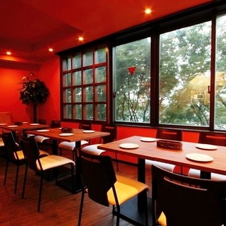 窓側席から見える新宿の夜景が、ステキな夜を演出します。