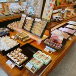 夢菓房たから - 小菓子類陳列棚①