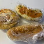 ハースブラウン - 料理写真:並んだ焼きたてパンの中から３種類を選んで自宅にお持ち帰りしました。