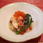 季節料理 よし野 - お通し（カニの菊花和えいくらのせ）