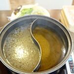 しゃぶ葉 - 白だし（左）と期間限定の「塩と生姜のハーブだし」