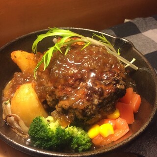 旨みたっぷりの「自家製ハンバーグ」など、自慢のお肉料理が多彩