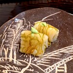 勢麟 - こしおれ海老のたたきを昆布〆にしたもの。柔らかい身質を逆手に取った調理はさすが！お隣席の鮨王さまが、鮨ネタにしたら最高と激しくアピール。甘くねっとりした海老クリームでした。