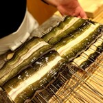 勢麟 - 青光りする浜名湖天然鰻様。これが一皿目。もう一つありました(笑)