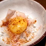 日本料理FUJI - 着色飼料を使っていない玉子の黄身丼。削り立ての鰹節に、煎りたての胡麻。黄身を割ると、濃さが凄くて流れないほど。神の食べ物ですか？